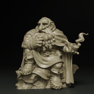 Op de afbeelding: Gedetailleerde sculptuur van een zittende dwergfiguur, die een pijp met rook vasthoudt. De dwerg heeft een lange baard, een mantel en zit op een rots. De sculptuur is in een neutrale kleur, met fijne details.