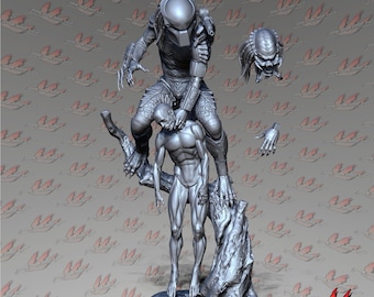 Könnte beinhalten: Ein grauer 3D-gedruckter Modellbausatz aus Harz, der einen maskierten außerirdischen Krieger zeigt, der auf einem Ast hockt und eine humanoide Figur hält. Das Set enthält einen austauschbaren unmaskierten Kopf und ein separates Handteil.