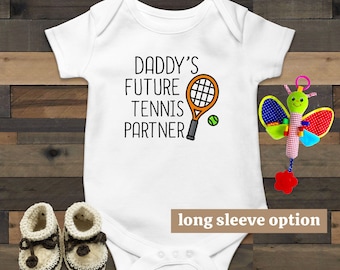 Body de bebé de tenis, futuro compañero de tenis de papá, compañero de dobles, ropa de bebé divertida, traje de bebé deportivo, estrella del tenis, anuncio de bebé