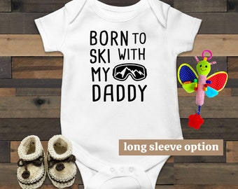 Ski Baby Bodysuit Born To Ski With Daddy Drôles Vêtements bébé Ski Baby Outfit Baby Annonce Nouveau Papa Cadeau Neige Sports d’hiver Skieur