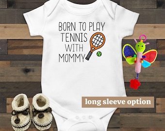 Tennis baby bodysuit geboren om te tennissen met mama grappige baby kleding sport baby outfit baby aankondiging nieuwe moeder cadeau schattige baby romper