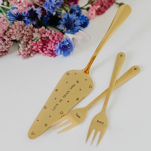 Servidor para tarta de bodas de oro con tenedores, nombres y fecha estampados a mano