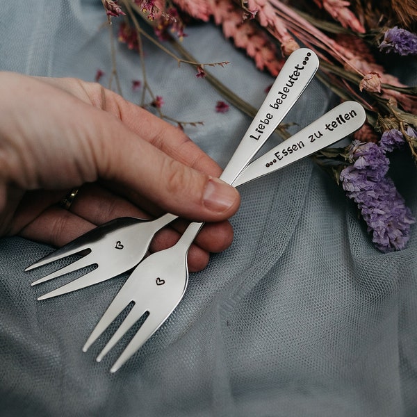 Set van twee vorken met handgestempelde tekst Liebe bedeutet,Essen zu teilen Handgestempeld gepersonaliseerd cadeau voor koppels op maat gemaakt bestek uniek