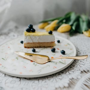 Ręcznie robiony serwer do ciasta z ręcznie wytłoczonym tekstem love is sweet. Deserowa łopatka do podnoszenia łopatek. Spersonalizowany prezent dla jej pary wykonany na zamówienie