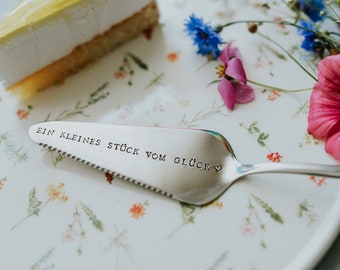 Cake shovel server with hand stamped text :   Ein kleines Stück vom Glück
