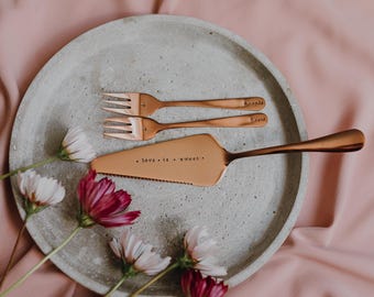 Juego de cortadores de pastel estampados a mano, servidor de pastel de boda personalizado y tenedores