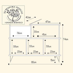 以下が含まれることがあります： 手作りの収納ユニットの図で、寸法はセンチメートルです。ユニットには複数の棚とコンパートメントがあり、全体の高さは74cm、幅は85cmです。上部の棚は幅47cm、奥行き40cmです。J&J Bespoke Designsのロゴが左上にあります。