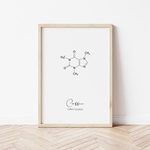 Könnte beinhalten: Ein gerahmter Druck mit einer Schwarzweißillustration der chemischen Struktur von Koffein. Der Text "Coffee" und "Caffeine C8H10N4O2" ist unter der Illustration gedruckt.