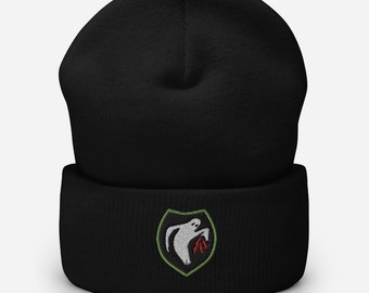 Puede incluir: Gorro negro con un parche bordado en verde y blanco que representa un fantasma sosteniendo un cuchillo rojo.