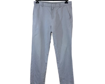 Pantalón casual de corte slim en color gris de Calvin Klein. Tamaño: W34 X L32