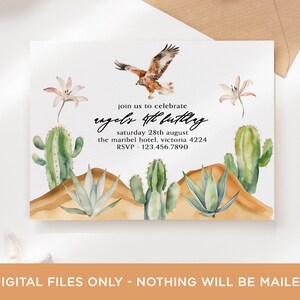 Op de afbeelding: Een aquarel-uitnodiging met een woestijnthema. De uitnodiging toont een havik die over een woestijnlandschap vliegt met cactussen, agaves en zandduinen. De tekst op de uitnodiging luidt: "Doe met ons mee om Rylee's 4e verjaardag te vieren, zaterdag 28 augustus, The Maribel Hotel, Victoria 4224, RSVP 123.456.7890".