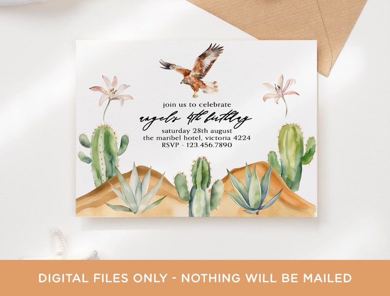 Op de afbeelding: Een aquarel-uitnodiging met een woestijnthema. De uitnodiging toont een havik die over een woestijnlandschap vliegt met cactussen, agaves en zandduinen. De tekst op de uitnodiging luidt: "Doe met ons mee om Rylee's 4e verjaardag te vieren, zaterdag 28 augustus, The Maribel Hotel, Victoria 4224, RSVP 123.456.7890".