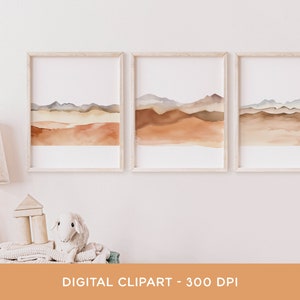 Op de afbeelding: Drie aquarellen van een bergketen in bruine, oranje en gele tinten. De schilderijen zijn ingelijst in lichte houten lijsten en hangen aan een witte muur.