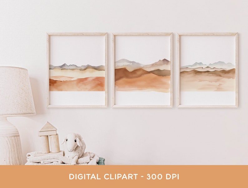 Op de afbeelding: Drie aquarellen van een bergketen in bruine, oranje en gele tinten. De schilderijen zijn ingelijst in lichte houten lijsten en hangen aan een witte muur.