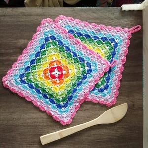 Coppia di presine con motivo a conchiglia effetto arcobaleno