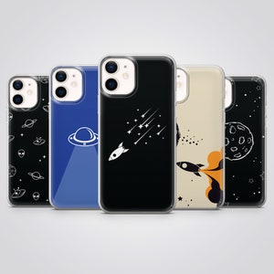 Può includere: Cinque custodie per telefono con disegni a tema spaziale. Le custodie presentano illustrazioni di razzi, pianeti, stelle e UFO in nero, bianco, blu e beige. Le custodie sono trasparenti e sembrano essere in plastica.