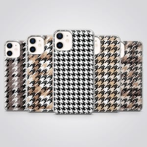 Puede incluir: Cinco fundas de teléfono diferentes con un patrón de pata de gallo. Las fundas son en blanco y negro, marrón y blanco, y beige y blanco.