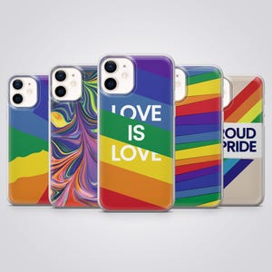 Könnte beinhalten: Fünf Smartphone-Hüllen mit verschiedenen Designs. Eine Hülle zeigt eine Regenbogenflagge mit dem weißen Text LOVE IS LOVE. Eine andere zeigt ein wirbelndes, buntes Muster. Weitere zeigen diagonale Regenbogenstreifen und den Text PROUD PRIDE.