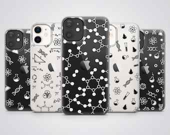 Può includere: Una collezione di cinque custodie trasparenti per telefono con design a tema scientifico. Le custodie presentano motivi in bianco e nero di molecole, formule e simboli scientifici. Ogni custodia ha un logo Apple nero.