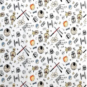 K&ouml;nnte beinhalten: Wei&szlig;er Stoff mit einem sich wiederholenden Muster aus schwarzen und wei&szlig;en Star Wars-Charakteren und -Objekten. Zu den Charakteren geh&ouml;ren Darth Vader, R2-D2, C-3PO und X-Wing-J&auml;ger. Zu den Objekten geh&ouml;ren Lichtschwerter, der Todesstern und der Millennium Falcon. Der Text "Rule the Galaxy" wird im gesamten Muster wiederholt.