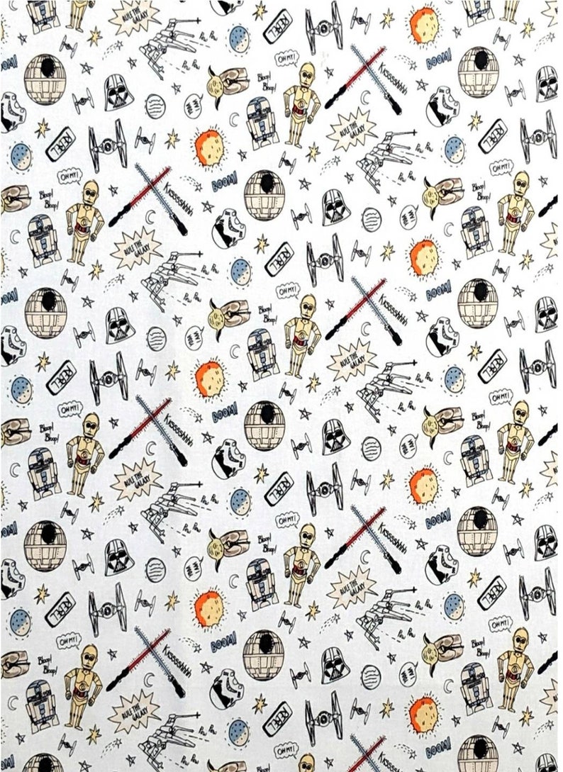 K&ouml;nnte beinhalten: Wei&szlig;er Stoff mit einem sich wiederholenden Muster aus schwarzen und wei&szlig;en Star Wars-Charakteren und -Objekten. Zu den Charakteren geh&ouml;ren Darth Vader, R2-D2, C-3PO und X-Wing-J&auml;ger. Zu den Objekten geh&ouml;ren Lichtschwerter, der Todesstern und der Millennium Falcon. Der Text "Rule the Galaxy" wird im gesamten Muster wiederholt.