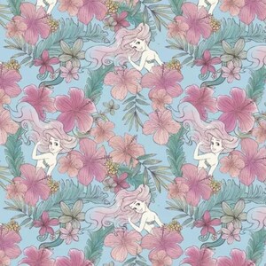 Pode incluir: Um padr&atilde;o sem costura apresentando uma sereia rosa e branca com cabelos esvoa&ccedil;antes, cercada por flores de hibisco rosa e folhas verdes sobre um fundo azul claro.