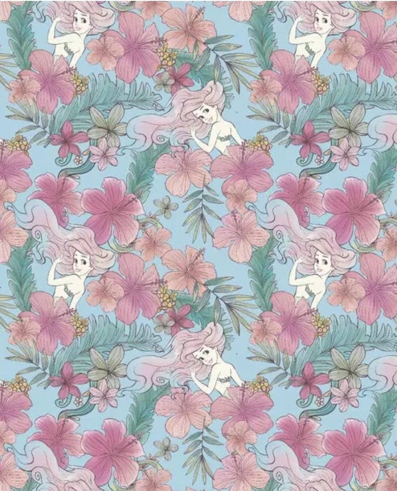 Pode incluir: Um padr&atilde;o sem costura apresentando uma sereia rosa e branca com cabelos esvoa&ccedil;antes, cercada por flores de hibisco rosa e folhas verdes sobre um fundo azul claro.