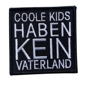 Könnte beinhalten: Schwarzer gestickter Aufnäher mit weißem Text, der "Coole Kids Haben Kein Vaterland" lautet.