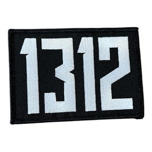 Könnte beinhalten: Schwarzer rechteckiger Aufnäher mit den weißen Zahlen 1312, die aufgestickt sind. Die Zahlen sind in einer fetten, serifenlosen Schriftart gehalten. Der Aufnäher hat einen schwarzen Rand.