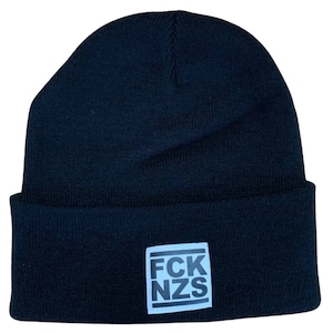 Könnte beinhalten: Schwarze Mütze mit einem weißen quadratischen Aufnäher, auf dem in schwarzen Buchstaben "FCK NZS" steht.