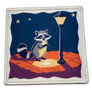 Könnte beinhalten: Ein weißer Patch mit blauem Hintergrund und einem Waschbär, der unter einer Straßenlaterne steht. Der Waschbär ist grau mit einer schwarzen Maske und einem weißen Streifen am Schwanz. Die Straßenlaterne ist gelb und hat einen schwarzen Pfosten. Es gibt drei weiße Sterne am Himmel.