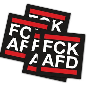 Könnte beinhalten: Mehrere schwarze quadratische Aufkleber mit weißem Text und einem roten Streifen. Die Aufkleber zeigen den Text "FCK AFD".