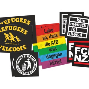 Könnte beinhalten: Ein Set mit acht Aufklebern mit verschiedenen Botschaften und Designs. Die Aufkleber sind schwarz, weiß, rot und gelb mit Text in Deutsch und Englisch. Die Aufkleber beinhalten Botschaften wie "Refugees Welcome", "Lebe so, dass die AfD was dagegen hätte!" und "Kein Mensch ist illegal".