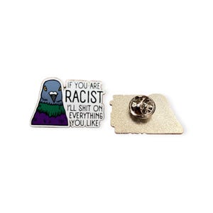 Könnte beinhalten: Metall-Anstecknadel mit einer Taubenillustration und dem Text "If you are racist I'll shit on everything you like." Die Anstecknadel hat eine silberne Rückseite mit einem Nadelverschluss.