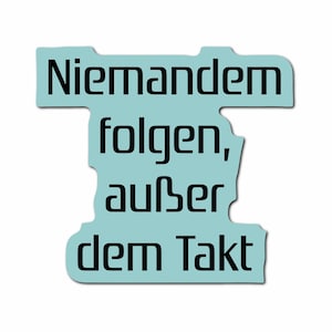 Könnte beinhalten: Ein hellblauer Aufkleber mit dem Text "Niemandem folgen, außer dem Takt" in Schwarz.