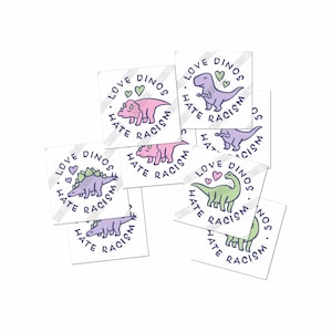 Könnte beinhalten: Eine Sammlung quadratischer Aufkleber mit verschiedenen Dinosauriern in Rosa, Lila und Grün. Jeder Aufkleber zeigt ein kreisförmiges Design mit dem Text LOVE DINOS HATE RACISM um eine zentrale Dinosaurier-Illustration und kleine Herzsymbole.