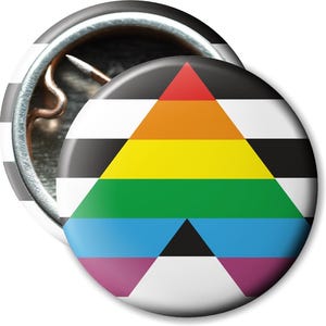 Könnte beinhalten: Ein schwarz-weiß gestreifter Knopf mit einer Regenbogen-Pride-Flagge in Form eines umgekehrten Dreiecks.