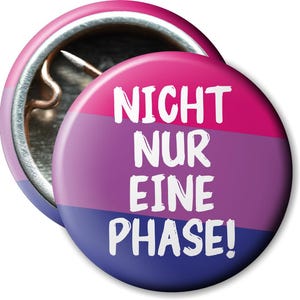 Könnte beinhalten: Ein rosa, lila und blauer Knopf mit dem Text "NICHT NUR EINE PHASE!" in Weiß.