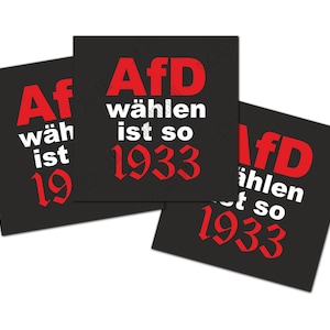Könnte beinhalten: Drei schwarze Servietten mit roter und weißer Schrift. Der Text lautet "AfD wählen ist so 1933".