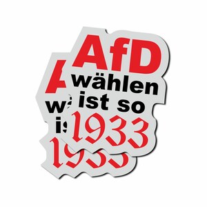 Könnte beinhalten: Ein Aufkleber mit dem Text "AfD wählen ist so 1933" in schwarzer und roter Schrift auf weißem Hintergrund.