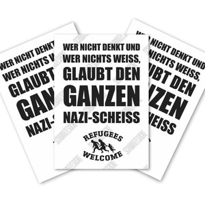 Könnte beinhalten: Drei weiße Schilder mit schwarzem Text und einer schwarzen Silhouette einer laufenden Familie. Der Text auf den Schildern lautet: "Wer nicht denkt und wer nichts weiss, glaubt den ganzen Nazi-Scheiss. Refugees Welcome."