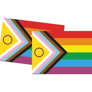 Könnte beinhalten: Zwei rechteckige Pride-Flaggen-Designs. Eines zeigt einen Regenbogen mit einem schwarzen Dreieck und einem gelben Dreieck mit einem lila Kreis. Das andere hat einen Regenbogen mit einem schwarzen Dreieck und einem gelben Dreieck mit einem lila Kreis.