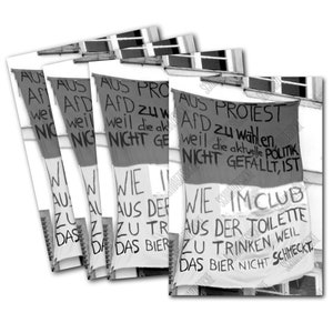 Könnte beinhalten: Ein Schwarzweißfoto von vier Protestplakaten, die an einem Gebäude hängen. Die Schilder sind aus weißem Stoff und haben schwarzen Text. Der Text auf den Schildern lautet: "AUS PROTEST AFD zu wählen weil die aktuelle POLITIK NICHT GEFALLT, IST" und "WIE IMCLUB AUS DER TOILETTE ZU TRINKEN, WEIL DAS BIER NICHT SCHMECKT."