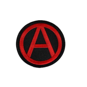 Könnte beinhalten: Ein schwarzer Stoff-Patch mit einem roten Anarchiesymbol, das aufgestickt ist. Der Patch ist rund und hat einen schwarzen Rand.