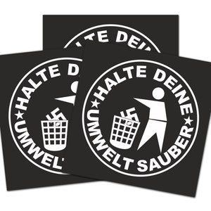 Könnte beinhalten: Drei schwarze und weiße Aufkleber mit dem Text "Halte Deine Umwelt Sauber". Die Aufkleber zeigen eine stilisierte Strichmännchenfigur, die Müll in einen Mülleimer wirft.