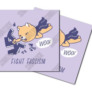 Könnte beinhalten: Ein violetter quadratischer Aufkleber mit einem Cartoon-Hund, der einen Umhang trägt und ein Hakenkreuz zerbricht. Der Hund sagt "Wuff" und der Aufkleber sagt "Fight Fascism".