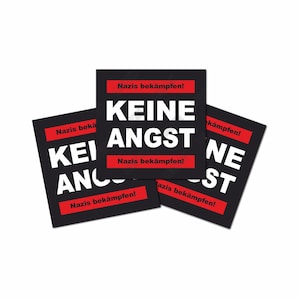 Könnte beinhalten: Drei quadratische Aufkleber mit schwarzem Hintergrund, weißem Text KEINE ANGST und roten horizontalen Balken mit dem schwarzen Text Nazis bekämpfen!. Das Design wiederholt sich auf allen drei Aufklebern, die fächerförmig angeordnet sind.