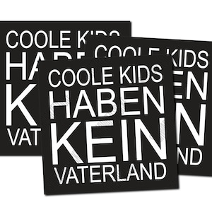 Könnte beinhalten: Drei schwarze Servietten mit weißem Text, der "Coole Kids Haben Kein Vaterland" lautet.