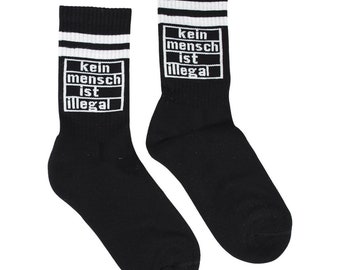 Socken: Kein Mensch ist Illegal (schwarz)