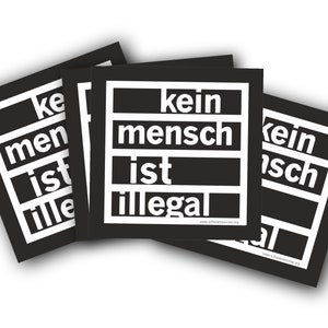 Könnte beinhalten: Vier schwarze und weiße Aufkleber mit dem Text "kein mensch ist illegal" in einer fetten, serifenlosen Schrift. Die Aufkleber sind übereinander gestapelt, wobei der oberste Aufkleber die darunter liegenden Aufkleber teilweise bedeckt.